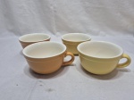 Lote de 4 canecas de consume em porcelana Casambiente. Medindo 12cm x 6,5cm de altura.