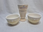 Lote de 2 bowls e 1 vaso em porcelana Casamoda com relevos. Medindo o maior 17cm de altura.