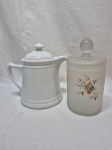 Lote ce bule em porcelana branca e potiche em vidro fosco floral. Medindo a jarra 14,5cm de altura.