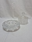Lote de cinzeiro redondo e potiche redondo em demicristal moldado. Medindo o potiche 11cm x 7cm de altura. Cinzeiro com pequenos bicados.