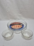 Lote de travessa redonda e 2 cumbucas em vidro temperado. Medindo a travessa 25,5cm x 4,5cm de altura.