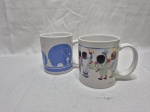 Lote de 2 canecas da Unicef em porcelana estampada. Medindo 9cm de altura.