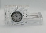 RELOGIO DE MESA EM CRYSTAL COM PORTA CANETA COM PEQUENO QUEBRADO NO CANTO DIREITO INFERIOR - MEDIDAS 12,5x6x4CM - FUNCIONANDO PERFEITAMENTE - NO ESTADO CONFORME FOTOS