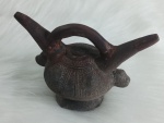 ANTIGO E RARO HUACO EM CERAMICA PRE-COLOMBIANA CHIMU ORIGINAL COM CERTIFICADO - PRE-INCA - 1.100 a 1.300 DC - OS CHIMÚS ERAM CONHECIDOS POR SUAS HABILIDADES EM ARQUITETURA, METALURGIA E CERÂMICA, SENDO CONSIDERADOS OS PRECURSORES DOS INCAS EM ALGUNS ASPECTOS, ESPECIALMENTE NA CONSTRUÇÃO DE CIDADES COMO CHAN CHAN. A CERÂMICA CHIMÚ, INCLUINDO OS HUACOS, É UMA IMPORTANTE FONTE DE INFORMAÇÃO SOBRE A CULTURA, CRENÇAS E VIDA COTIDIANA DA SOCIEDADE. A CERÂMICA CHIMÚ, ESPECIALMENTE OS HUACOS, É CONSIDERADA UMA DAS MAIS IMPORTANTES EXPRESSÕES ARTÍSTICAS PRÉ-COLOMBIANAS DO PERU - ITEM NO ESTADO CONFORME FOTOS