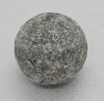 BOLA/BALA DE MOSQUETE - SECULO XVI - MEDIDA 14MM DE DIAMETRO - PESO 18,8 GRAMAS - ENCONTRADO COM DETECTOR DE METAIS NA PARAIBA - PROVAVEL GUERRA LUSO HOLANDESA NA CAPITANIA DA PARAIBA - 1631-1634 - ACOMPANHA DISPLAY - CONFORME FOTOS - NO ESTADO