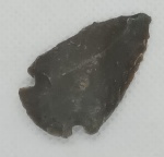 PONTA DE FLECHA/LANÇA EM PEDRA - PERIODO NEOLITICO - ITEM RARO - MEDINDO 35 X 25MM - ENCONTRADA EM MALI - CONTINENTE AFRICANO - IDADE DA PEDRA - ADQUIRIDA DE COLEÇAO PARTICULAR NOS EUA - DATADA ENTRE 6.000 A 3.500 ANOS AC. - CONFORME FOTOS - ACOPANHA EXPOSITOR - NAO POSSUI COA