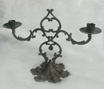 ANTIGO CANDELABRO EM METAL PARA 2 VELAS - BOCAIS DIFERENTES - NO ESTADO CONFORME FOTOS
