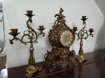 ANTIGO RARO E LINDO CONJUNTO PARA LAREIRA EM BRONZE DO SECULO XIX CONTENDO RELOGIO E 2 CASTIÇAIS - MAQUINA DO RELOGIO COM FUNCIONAMENTO A QUARTZ - ITEM FUNCIONANDO EM OTIMO ESTADO CONFORME FOTOS - ITEM SERA ENVIADO DA BAHIA