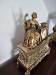LINDO E GRANDE RELOGIO DE MESA EM BRONZE PARA LAREIRA COM FIGURA FEMININA - MEDINDO 47CM - ITEM EM OTIMO ESTADO CONFORME FOTOS - ITEM SERA ENVIADO DA BAHIA.