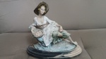 ANTIGA E BELA ESCULTURA EM RESINA ITALIANA - DAMA VENDENDO FRUTAS - NO ESTADO CONFORME FOTOS - ITEM SERA ENVIADO DA BAHIA