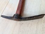 ANTIGA PICARETA DE SAPA MILITAR, UTLIZADA PARA CAVAR TRINCHEIRAS - EM OTIMAS CONDICOES - NO ESTADO CONFORME FOTOS - ITEM SERA ENVIADO DA BAHIA