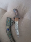 ANTIGA E LINDA ADAGA MARROQUINA COM LAMINA EM AÇO E BAINHA EM BRONZE ADORNADO COM DESENHOS E PEDRAS - NO ESTADO CONFORME FOTOS - ITEM SERA ENVIADO DA BAHIA