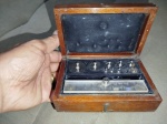 ANTIGO CONJUNTO DE PESOS EM SUA CAIXA ORIGINAL - EM OTIMAS CONDICOES CONFORME FOTOS - ITEM SERA ENVIADO DA BAHIA