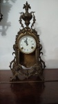 ANTIGO E BELISSIMO RELOGIO DE MESA EM BRONZE - MECANISMO NECESSITA DE REPAROS - NO ESTADO CONFORME FOTOS - ITEM SERA ENVIADO DA BAHIA