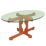 SÉRGIO RODRIGUES. Mesa de Jantar oval com base em madeira maciça e tampo em vidro. Med. 76 x 159 x 1