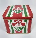 Lata Porta Objetos - Oficial - Fluminense Football Club - ''60 Anos (1952) Campeão Mundial'' - Possui desgastes - Conforme fotos - Medida: 13 x 13 x 10 cm.
