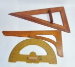 Antigo e raro lote de 3 Esquadros de Madeira. Sendo um deles da organização - '' TOUTEMODE '' - Método de Corte e Alta Costura do Prof: Justiniano Dias Portugal - Medida maior: 48 cm  x 25 cm x 3 cm. Conforme fotos.