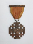 Antiga Condecoração Religiosa - MEDALHA CRUZ DO PEREGRINO - Jerusalém - Terra Santa - Medalha em Bronze - Medida sem o passador: 5 cm x 4,5 cm. Conforme fotos. Esta honra religiosa foi instituída pelo Papa Leão XIII em 1900, e é por isso que se chama a Condecoração do Papa Leão XIII, ou Cruz Leonina. A medalha, que no século passado acompanhou e protegeu o retorno dos peregrinos após sua viagem à terra de Jesus, ainda representa um importante símbolo de devoção e veneração dos Lugares Santos.