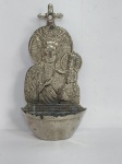 Antiga e Linda Pia Porta Água Benta em Metal Prateado representando - NOSSA SENHORA DE CZESTOCHOWA - Medida: 12,5 cm x 6,5 cm x 3 cm. Conforme fotos.