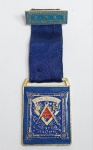 G.O.B - Medalha de Mestre Maçom - Grande Oriente do Brasil - Metal e esmalte - Medida da medalha sem o passador: 5 cm x 3,5 cm. Conforme fotos.
