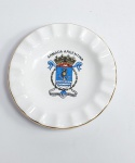 Lindo mini pratinho decorativo em porcelana com borda filetada à ouro representando - ARMADA ARGENTINHA - Medida: 12 cm de diâmetro x 2,5 cm de profundidade. Possui fios de cabelo conforme fotos.