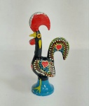 Antigo e pequeno Galo de Barcelos em alumínio maciço fundido. Medida: 11 cm de altura x 5,5 cm x 4 cm. OBS: Possui desgaste da pintura em alguns pontos. Conforme fotos.