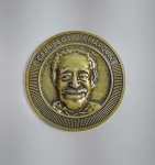 Medalha Gabriel Garcia Márquez - Comemorativa 2 Anos de TAG - Clube de Assinatura de Livros - Metal - Medida: 4,5 cm de diâmetro - Conforme fotos.
