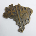 Rara Placa em espesso Metal Fundido no Formato do Mapa do Brasil, Comemorativa ao Jubileu das MERCÊS -  800 anos - 1218/2018 - JHS - " Iesus Hominum Salvator " - Medida: 10 cm x 10 cm x 0,8 cm. Conforme fotos. A Ordem Real, Celestial e Militar de Nossa Senhora das Mercês para a Redenção dos Cativos, também conhecida como Ordem de Nossa Senhora das Mercês. É uma Ordem Romano Católica Mendicante fundada em 1218 por São Pedro Nolasco na cidade de Barcelona (Principado da Catalunha, Coroa de Aragão - atual Espanha), com apoio do rei Jaime I de Aragão e do bispo de Barcelona, Berenguer de Palou, para a redenção de cristãos cativos. Os seus membros são comumente conhecidos como freis ou frades mercedários. Uma das características da Ordem de Nossa Senhora das Mercês é que, desde a sua criação, os seus membros fazem um quarto voto: morrer, se preciso for, por quem estiver em perigo de perder a sua fé. A Ordem atualmente está presente em 17 países.