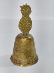Sino de Mão em Bronze Fundido com Pega no Formato de Abacaxi. Tilintar alto. Medida: 10 cm de altura x 5,5 cm de diâmetro. Conforme fotos.