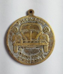 Antiga Medalha VOLKSWAGEN - O Bom Senso Sobre Rodas - Bronze - Anos 60 - Medida: 3,8 cm de diâmetro. Conforme fotos.
