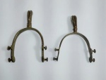 Antigo par de Esporas de Montaria em Alpaca. Medida: 16 cm x 11 cm x 2 cm. OBS: Não possui as Rosetas e uma espora está com o pino da roseta. conforme fotos.