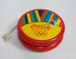 IO-IÔ - Promocional da Coca-Cola - Olimpíadas - Worldwide Partner - Medida: 6 cm diâmetro x 2,5 cm de espessura. OBS: Um dos lados possui desgaste conforme fotos.