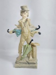 Linda e Conservada Escultura em Resina Italiana representando - Rapaz Vendedor de Guarda-Chuva. Medida: 23 cm de altura x 14 cm x 7 cm. Conforme fotos.