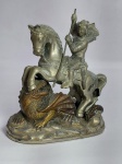 Antiga e Linda Escultura em Metal Representando - SÃO JORGE - Medida: 12 cm de altura x 11 cm x 5,5 cm. OBS: Possui perda de material no Rabo do Cavalo conforme fotos.