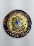 Ministério da Fazenda - Antigo Distintivo de Fiscalização da Secretaria da Receita Federal. Metal com esmalte. Medida: 6 cm de diâmetro. OBS: Possui desgaste conforme fotos.