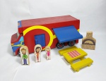 Lindo Caminhão Trailer de Madeira -  " Família em Férias " - Acompanha 7 acessórios. Medida do Caminhão: 36 cm x 13 cm x 16 cm de altura. Carimbras. Conforme fotos. O "Caminhão Trailer" da Carimbras é um brinquedo educativo de madeira, que estimula a criatividade e imaginação das crianças através de brincadeiras de faz de conta com temas de viagem e acampamento. 