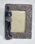 Lindo Porta Retrato de Mesa em Resina com Moldura adornada com Imagem de Mulher Africana. Medida total:19 cm x 15 cm x 3,5 cm. Medida do encaixe da foto: 12 cm x 8,5 cm. Conforme fotos.