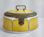 ART DÉCO - Antiga e Linda Biscoiteira em Porcelana Tcheca G.M. Alça, dobradiça, fecho e armação da tampa em metal. Medida sem à alça: 24 cm x 15 cm x 13 cm de altura. Made in Czechoslowakia. Conforme fotos.