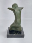 Linda Escultura Abstrata representando Corpo Feminino. Estrutura em Alumínio Maciço Fundido com Base em Granito. Medida total: 16 cm de altura x 9 cm x 9 cm de Base. Peso: 880 gramas. Conforme fotos.