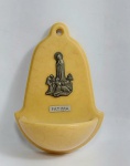 Portugal - Linda Pia de Água Benta em Espessa Resina Plástica com imagem em metal representando Nossa Senhora de Fátima. Medida: 12,5 cm x 8,5 cm x 4,5 cm. Conforme fotos.