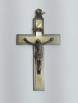 Antigo e Lindo Crucifixo Pendente em Metal com imagem de jesus crucificado em placa de Madrepérola. Medida: 6 cm x 3,5 cm x 0,5 cm. Conforme fotos.