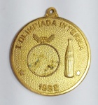 Antiga e Conservada Medalha Comemorativa - I Olimpíada Interna - 40 anos da COCA-COLA no Brasil - 1942/1982 - Metal dourado: 4 cm de diâmetro. Conforme fotos.