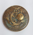 Antiga e Linda Medalha de Bronze Comemorativa à Inauguração do Edifício Social na Avenida Central no RJ em 1909. Associação dos Empregados no Commercio do Rio de Janeiro. Fundada em 1880 -  Gravador: A.G Girardet. Medida: 4,5 cm de diâmetro. Conforme fotos.