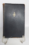 Antigo Missal Quotidiano - Completo - Em Latim e Português - Com o Próprio do Brasil - Edição A - D. Beda Keckeisen O.S.B - Ano: 1954 - Editado e Impresso na Tipografia Beneditina LTDA - Salvador - Bahia - 15º Edição - Ilustrações do Artista:  Ir. Paulo Lachenmayer, O.S.B - Capa com revestimento em Couro - Total de páginas:: 1392 com Bordas em ouro - Medida: 16 cm x 11 cm x 3 cm. OBS: Possui assinatura, páginas estão conservadas, bem fixadas no miolo, porém possui um reforço de durex na última página, conforme fotos.