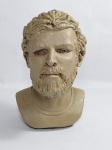 Escultura em Resina de HOMENAGEM e TRIBUTO, representando Busto de - HONESTNO GUIMARÃES - Comemorativa aos 80 anos da UNE - UNIÃO NACIONAL DOS ESTUDANTES - 1937/2017 - Medida: 19 cm de altura x 12 cm x 11 cm. Conforme fotos. Honestino Guimarães ( 1947/1973 ). Líder estudantil brasileiro e ex-presidente da UNE morto pela ditadura civil-militar em 1973 no exercício do cargo.