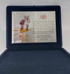 UJS - Conservada Placa Comemorativa ao 19º Congresso Nacional da - União da Juventude Socialista - " UJS " - Realizado em São Paulo, 2018 - Estojo de madeira com revestimento camurçado e Placa em Aço Inox. Medida do estojo fechado: 26 cm x 20 cm x 3,5 cm. Conforme fotos.