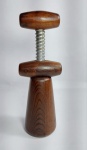 Antigo Saca Rolhas em Madeira Nobre com Metal. Medida: 19 cm x 7 cm x 5,5 cm. Conforme fotos.