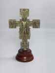 ITALY - Lindo Crucifixo de Mesa com dizeres em Latim  - " DUC IN ALTUM " - Leve-o ao Topo - Crucifixo em metal com base em madeira torneada. Medida total: 11,5 cm de altura x 7 cm x 4,5 cm de diâmetro de base. Conforme fotos.