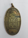 Antiga e Rara Placa em espesso Bronze de Identificação de Quarto - HOTEL GRANADA - Ao centro imagem do Escudo da Cidade de Granada - Espanha - Medida: 9,5 cm x 5,5 cm x 0,5 cm de espessura. Peso: 140 gramas. Conforme fotos.