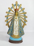 Belíssima Imagem Religiosa Representando - Nossa Senhora de LUJÁN - Padroeira da Argentina - Material: PVC - Medida: 28,5 cm de altura x 17 cm x 8 cm. OBS: Possui a perda da Cruz na Coroa. Conforme fotos.
